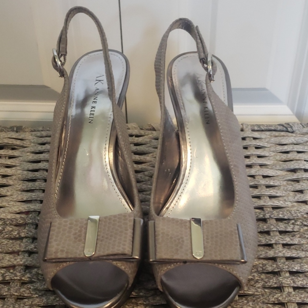 Beautiful Anne Klein 4" heels